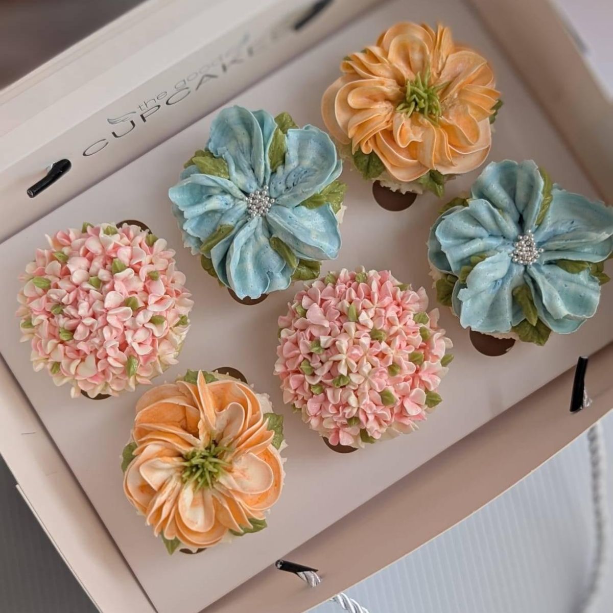 Box of 6 Floral Cupcakes (Luxury Edition) by The Good Cupcakes
