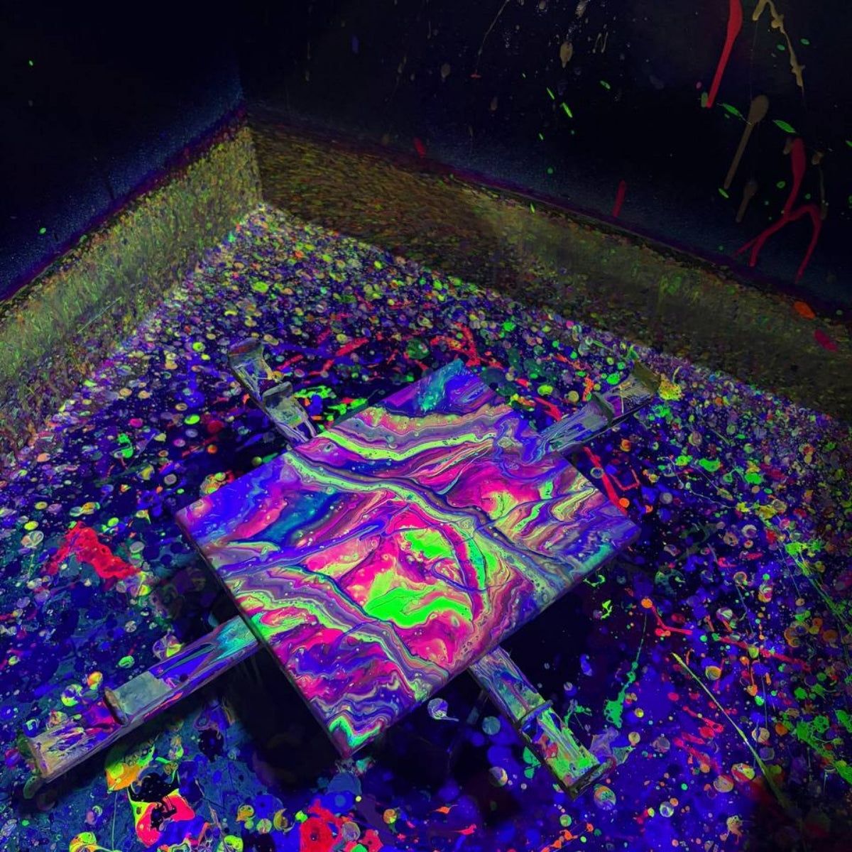 Neon Lab – Glow-in-the-Dark Art Experience