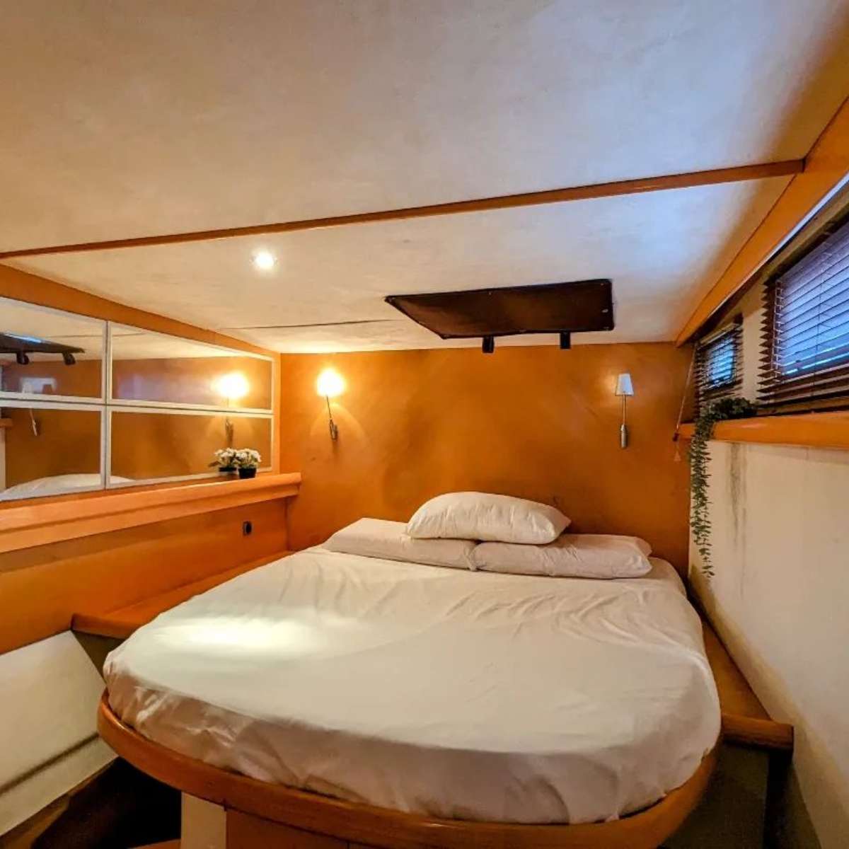 Escapade 4-Hour Private Yacht Experience (Up to 32 Pax)