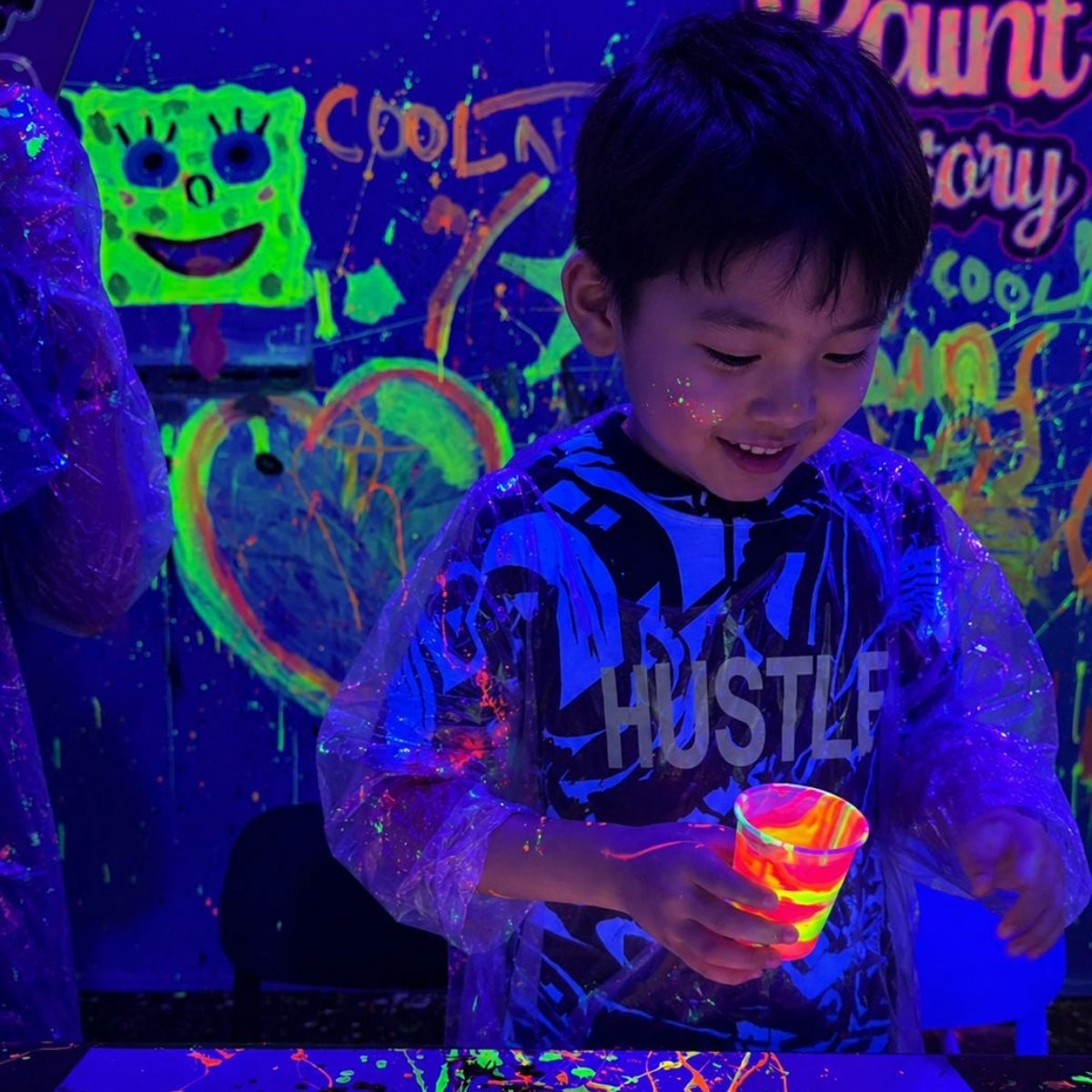 Neon Lab – Glow-in-the-Dark Art Experience